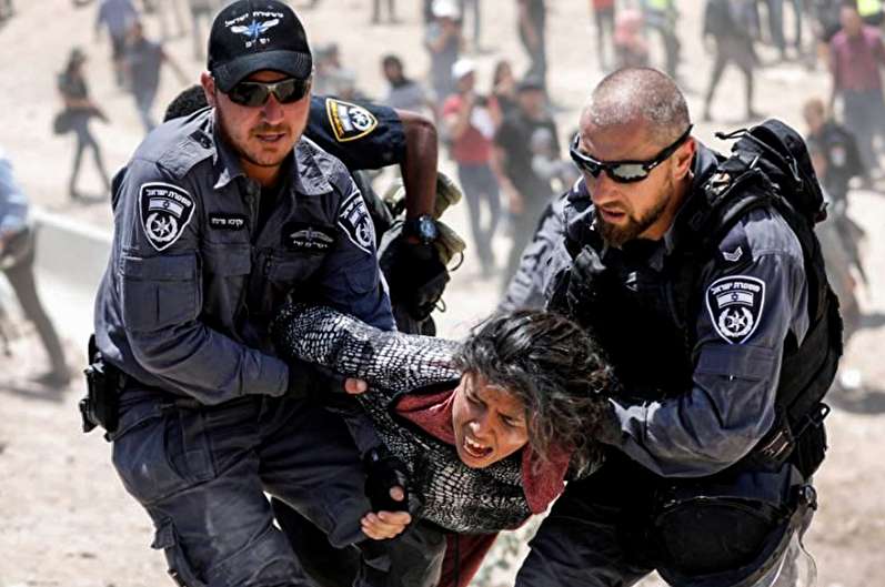 حمله وحشیانه نظامیان اسرائیلی به یک زن فلسطینی